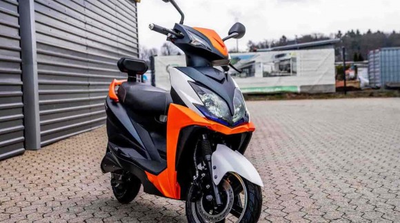 Elektroroller 'FALCON 3400' , jetzt mit 80 Kilometer Reichweite 