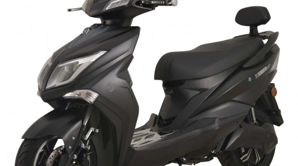 Auch Autofahrer dürfen künftig unter Auflagen 125er Elektro-Motorräder fahren ohne einen speziellen Führerschein zu machen 
